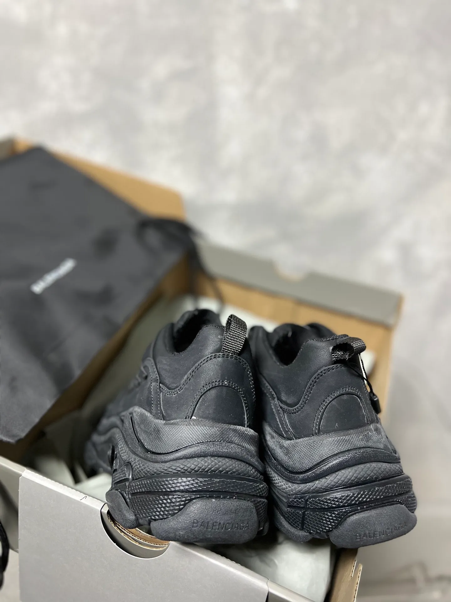 👟👟Ex-factory price 720👟👟 Balenciaga, couples model Triple S series round toe distressed. The design of this shoe comes from the classic Cargo 3B Sports lcon element, 3 but not as exaggerated as Cargo. It is really fashionable and practical! It has both a sporty feel and a street style, making it perfect for friends who like hiking! Code number: 35-45
